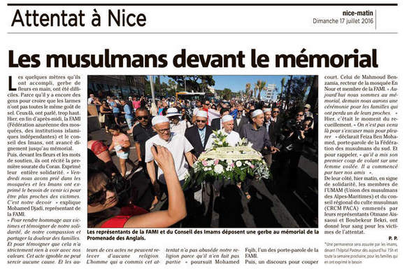 Musulman devant le memorial